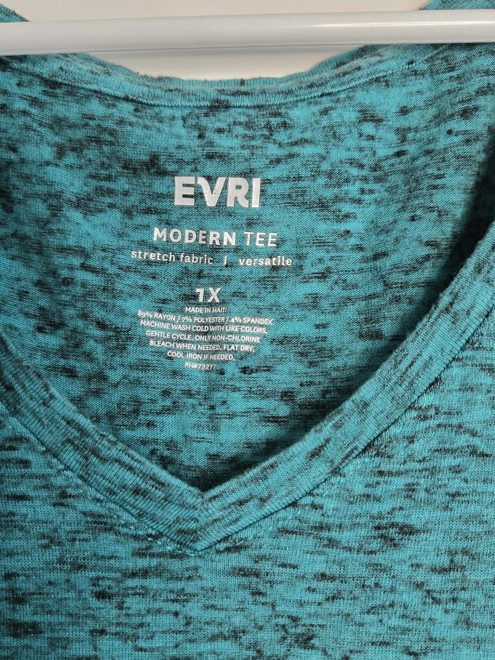 EVRI Women’s Size 1X Teal V-Neck Modern Tee Shirt - Picture 2 of 5